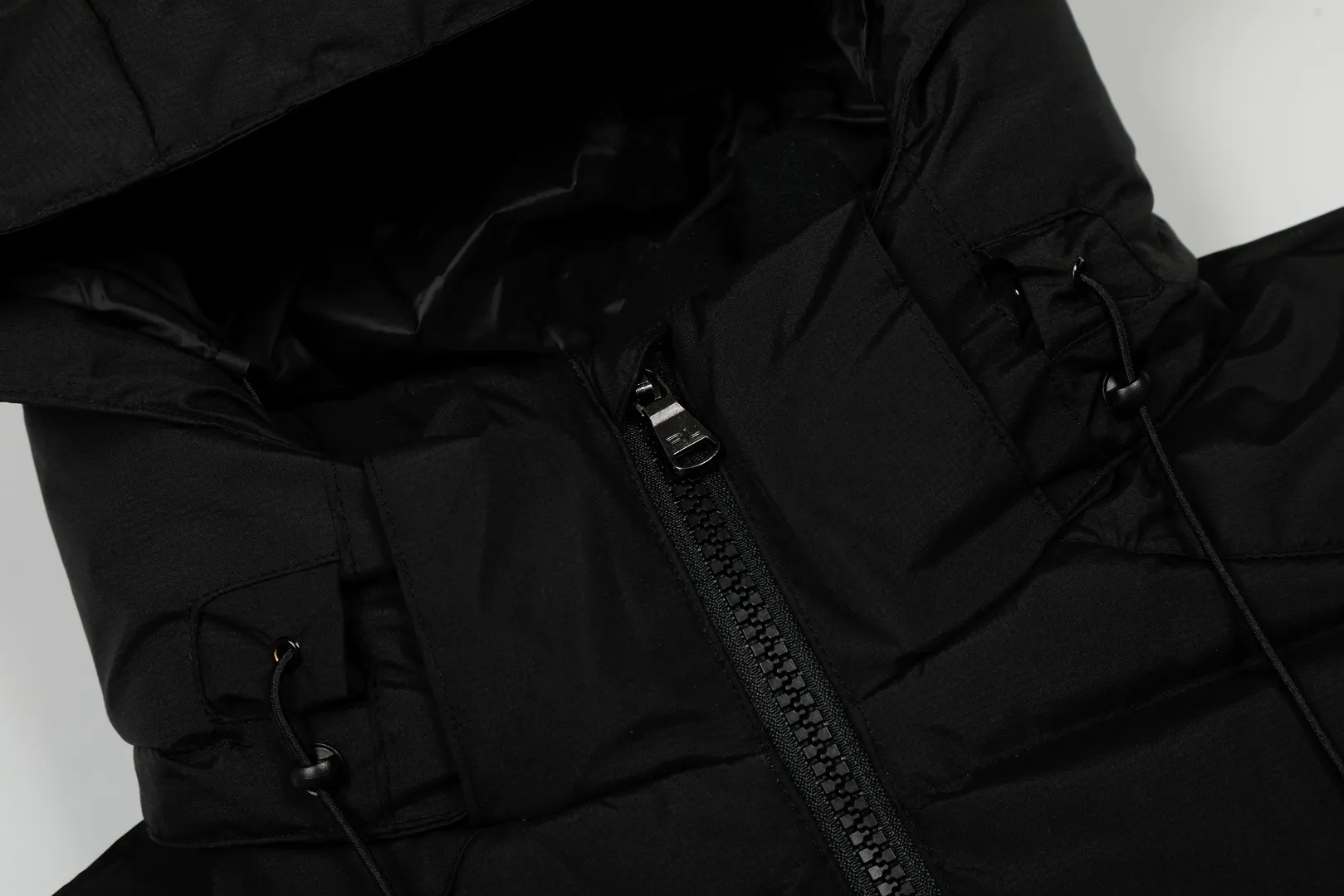 P720 Top quality" Style number: 9004# [Ralph Lauren winter basic classic embroidered men's and women's couple's same style hooded down jacket] ✅Ralph Lauren American retro arm zipper high version top-level down filling winter down jacket ✅100% high-quality white duck down, high version top-level down filling ✅Double-layer inner velvet to strictly prevent velvet running ✅Built-in adjustable drawstring, windproof and cold-proof, considerate and in place ✅Original version The maximum size can be worn up to 200 pounds. Loose and comfortable, no pressure. ✅Same style for male and female couples. Recommended OOTD outfits in winter~ Size: S-XL Color: Black White Khaki Navy Blue Light Blue